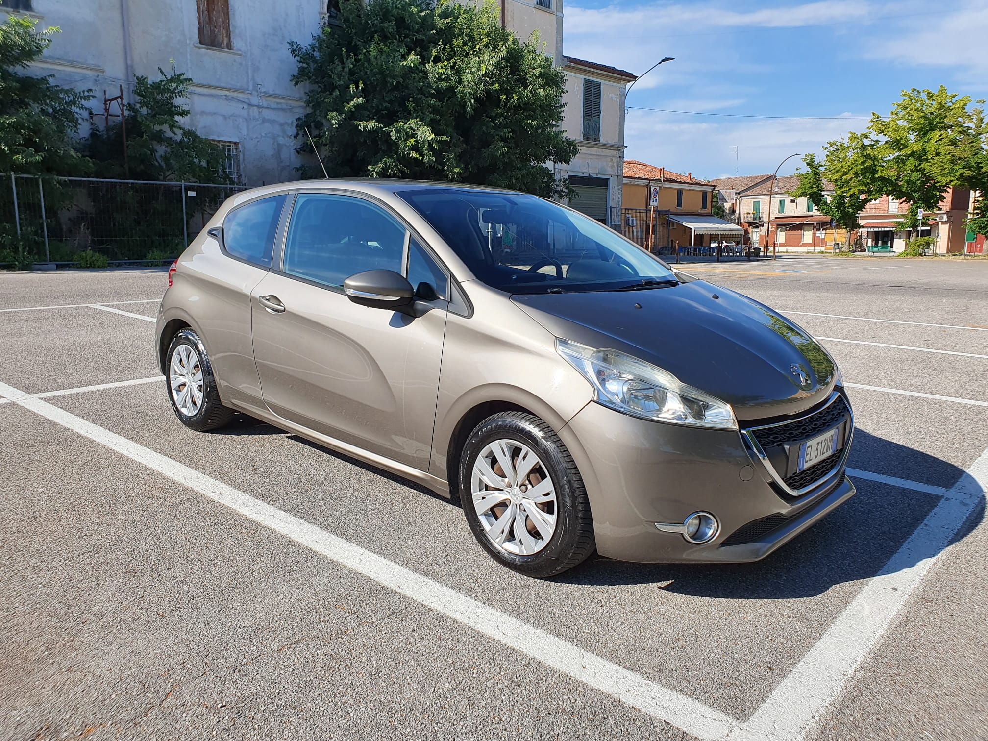 Peugeot 208 - Image 2