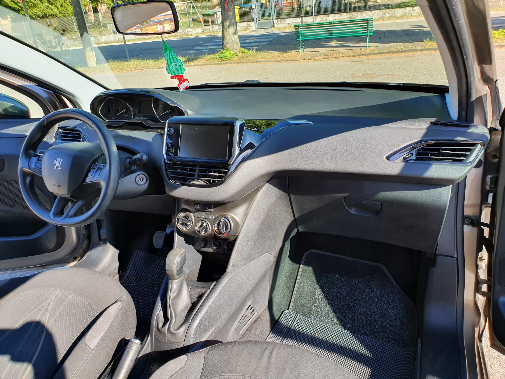 Peugeot 208 - Image 8